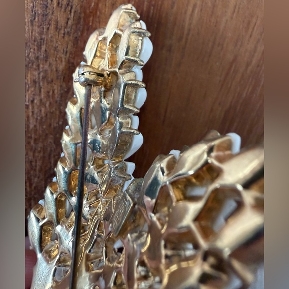 Vintage Crown Trifari White Milk Glass Gold Tone Double Stem Floral Brooch Pin - Picture 4 of 7